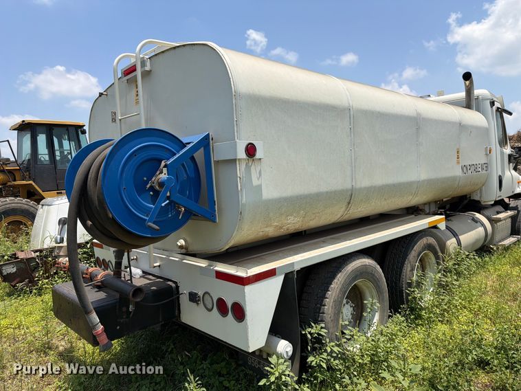 image for item ED5304 2011 Freightliner Cascadia water truck