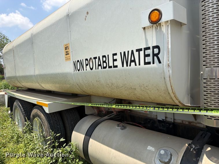image for item ED5304 2011 Freightliner Cascadia water truck