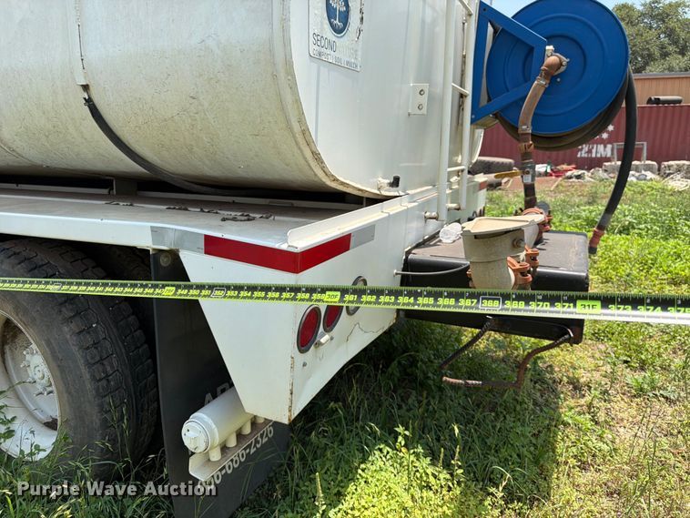 image for item ED5304 2011 Freightliner Cascadia water truck