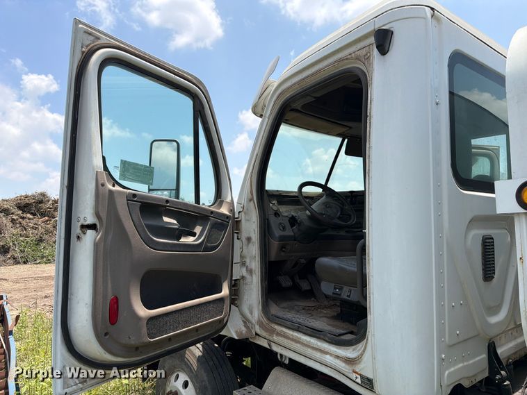 image for item ED5304 2011 Freightliner Cascadia water truck