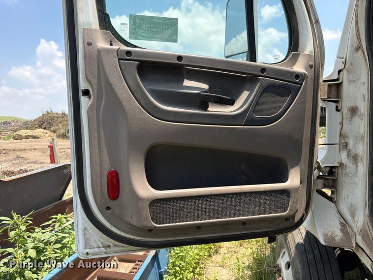 image for item ED5304 2011 Freightliner Cascadia water truck