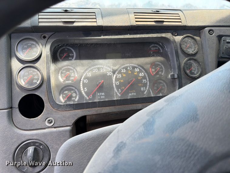 image for item ED5304 2011 Freightliner Cascadia water truck