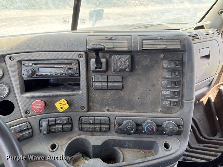 image for item ED5304 2011 Freightliner Cascadia water truck