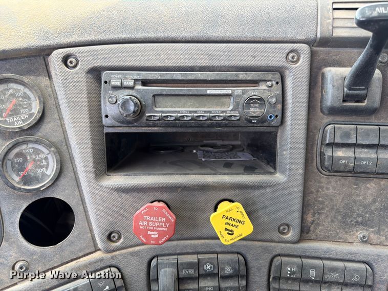 image for item ED5304 2011 Freightliner Cascadia water truck