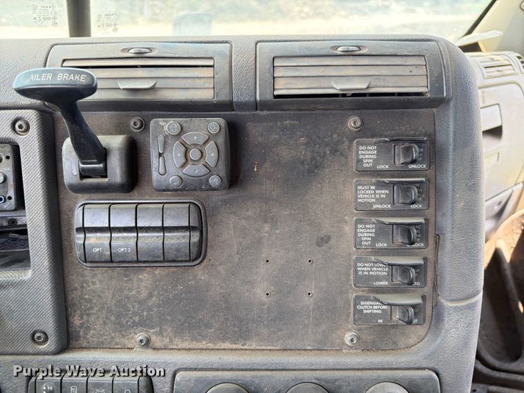 image for item ED5304 2011 Freightliner Cascadia water truck