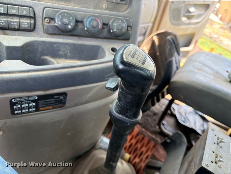 image for item ED5304 2011 Freightliner Cascadia water truck