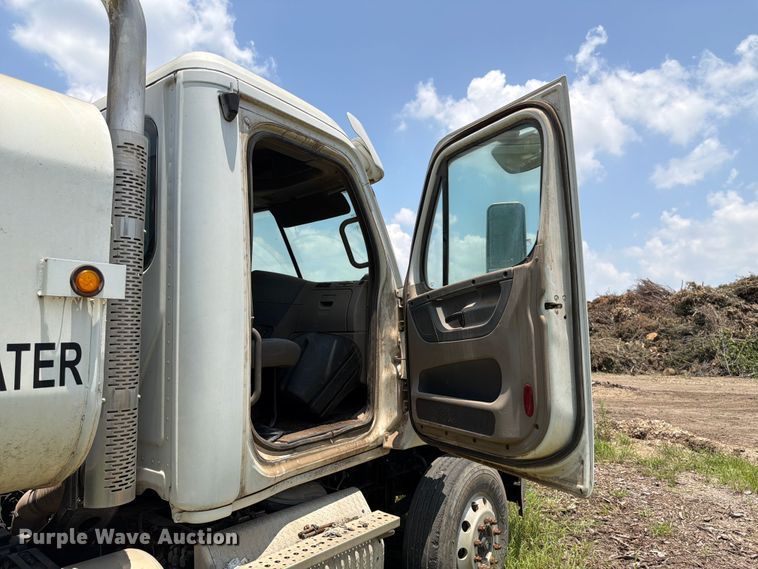 image for item ED5304 2011 Freightliner Cascadia water truck