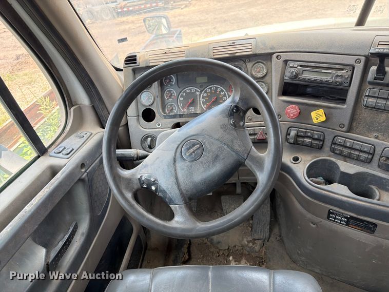 image for item ED5304 2011 Freightliner Cascadia water truck