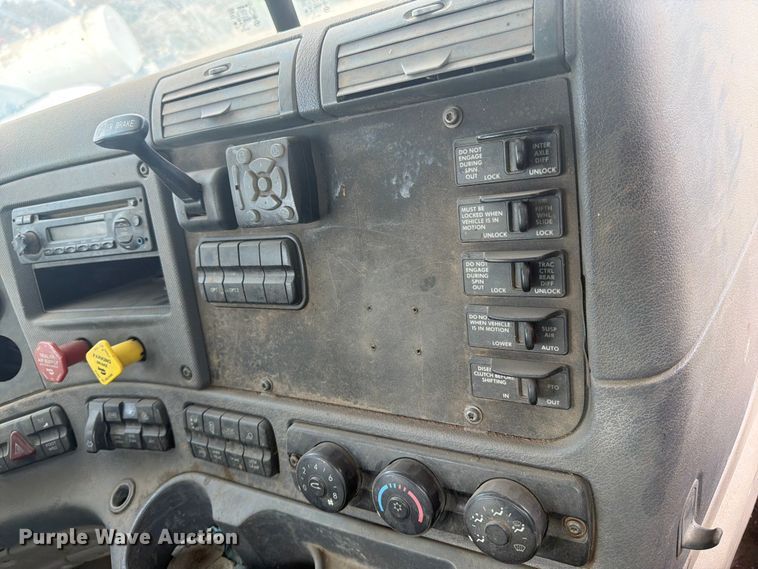 image for item ED5304 2011 Freightliner Cascadia water truck