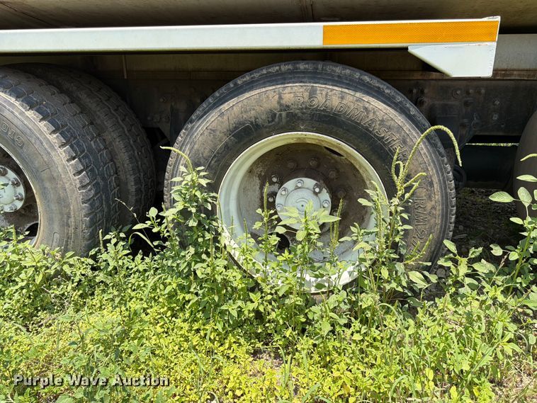 image for item ED5304 2011 Freightliner Cascadia water truck