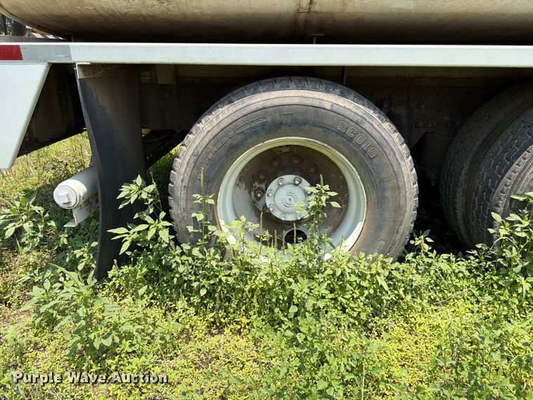 image for item ED5304 2011 Freightliner Cascadia water truck