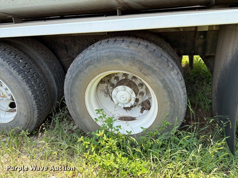 image for item ED5304 2011 Freightliner Cascadia water truck