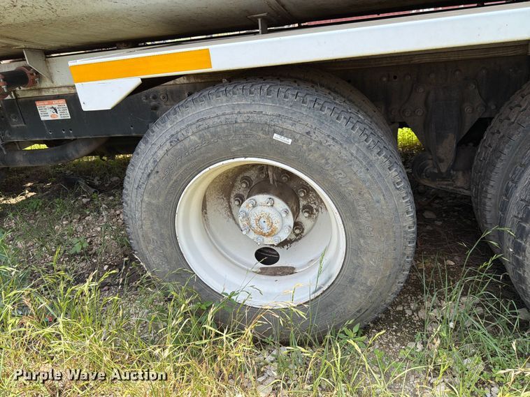 image for item ED5304 2011 Freightliner Cascadia water truck