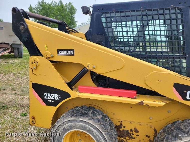 image for item EE1060 2009 Caterpillar 252B2 skid steer loader
