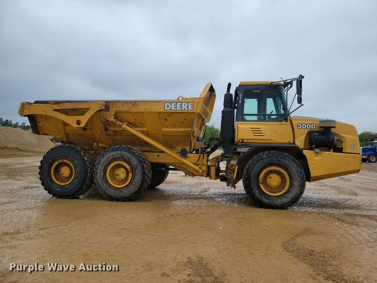 image for item EE1066 2003 John Deere 300D articulated haul truck