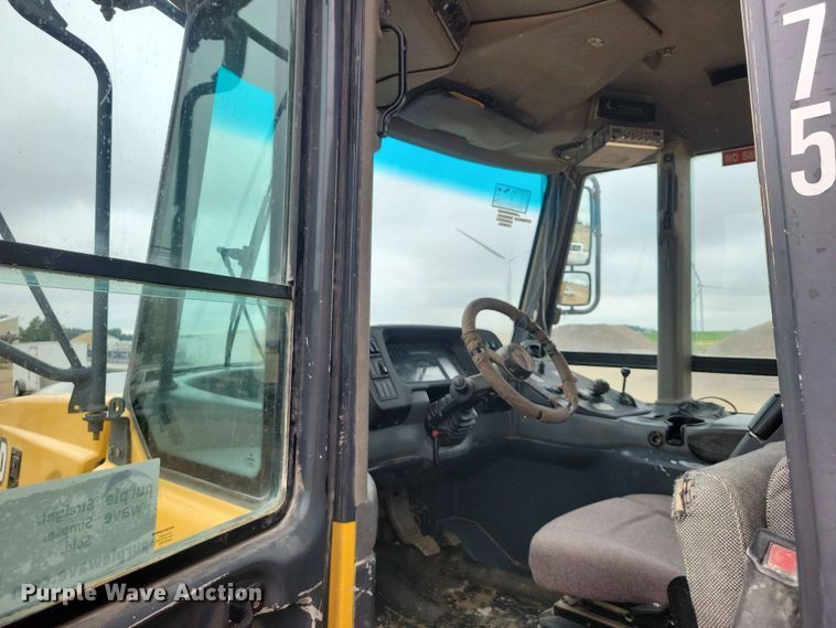 image for item EE1066 2003 John Deere 300D articulated haul truck