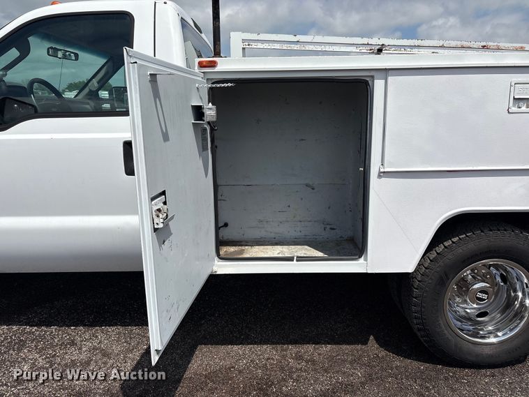 image for item EG8988 2008 Ford F350 Super Duty utility bed pickup truck
