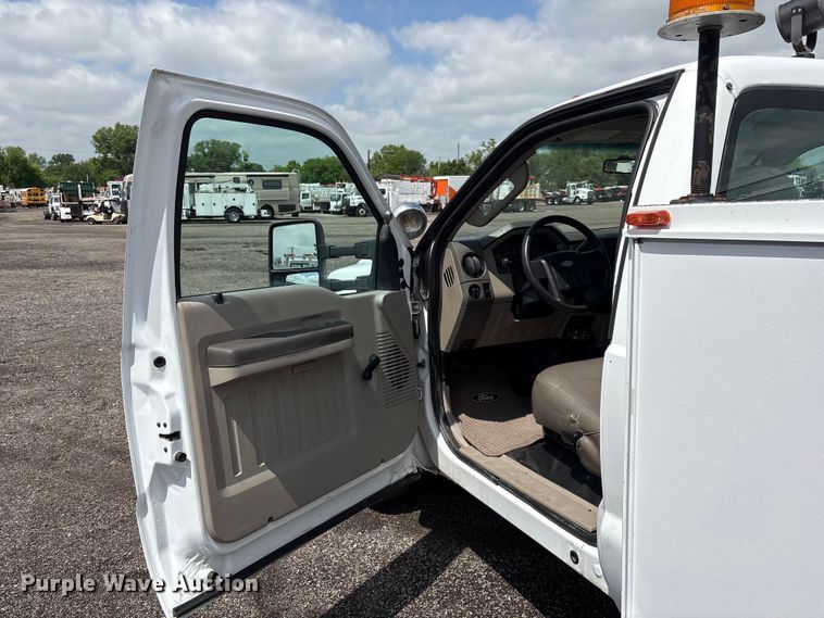 image for item EG8988 2008 Ford F350 Super Duty utility bed pickup truck