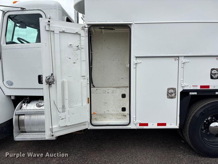 image for item EG9018 2014 Peterbilt 337 utility / service truck