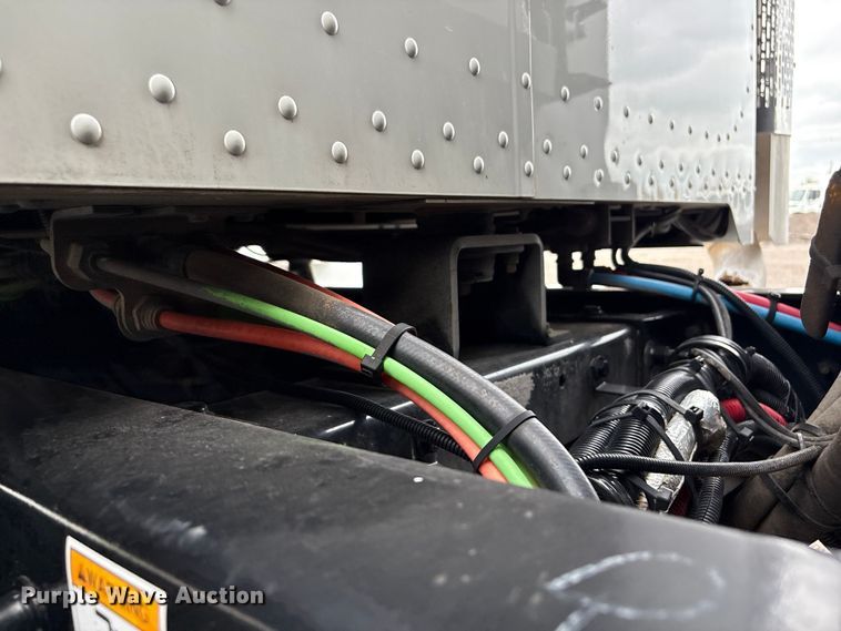 image for item EG9018 2014 Peterbilt 337 utility / service truck