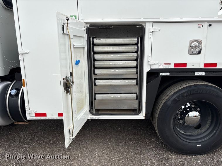 image for item EG9018 2014 Peterbilt 337 utility / service truck