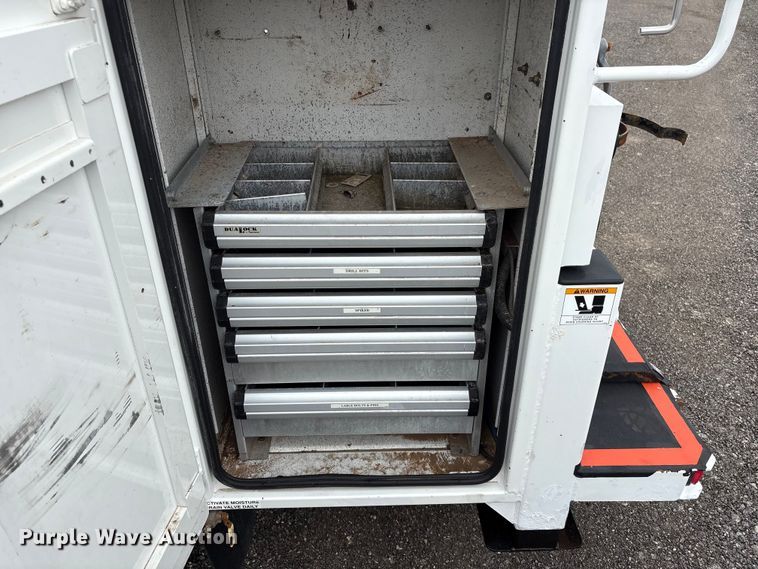 image for item EG9018 2014 Peterbilt 337 utility / service truck