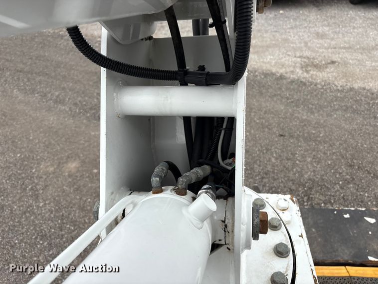 image for item EG9018 2014 Peterbilt 337 utility / service truck