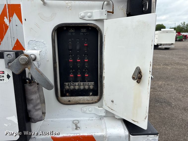 image for item EG9018 2014 Peterbilt 337 utility / service truck