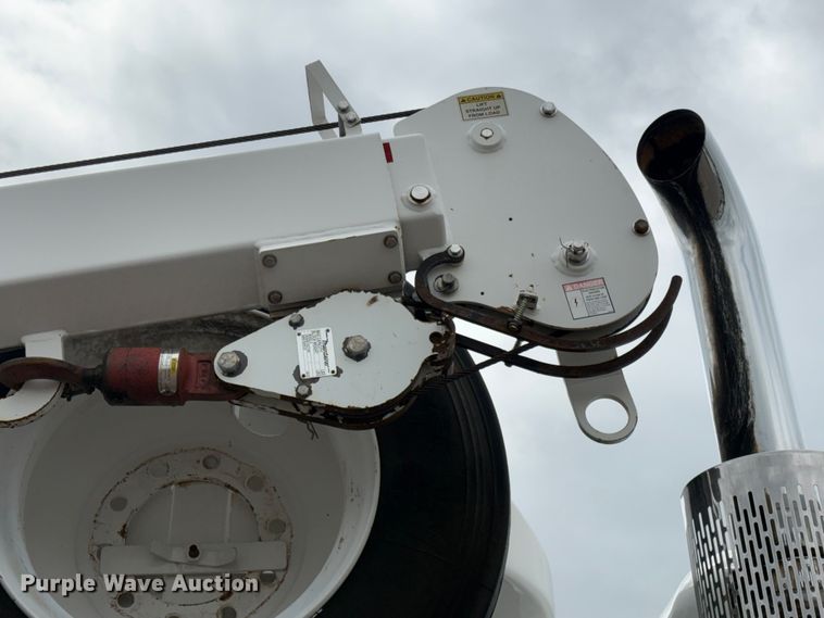 image for item EG9018 2014 Peterbilt 337 utility / service truck