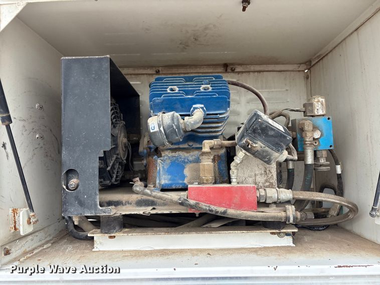 image for item EG9018 2014 Peterbilt 337 utility / service truck