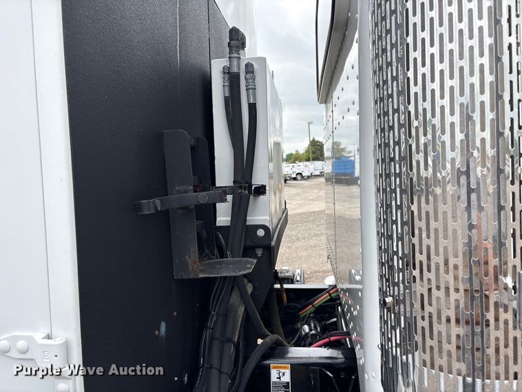 image for item EG9018 2014 Peterbilt 337 utility / service truck