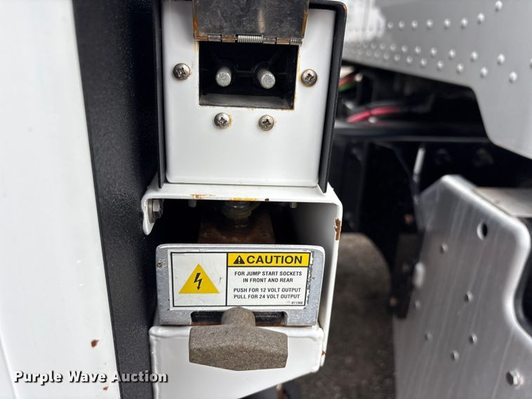 image for item EG9018 2014 Peterbilt 337 utility / service truck