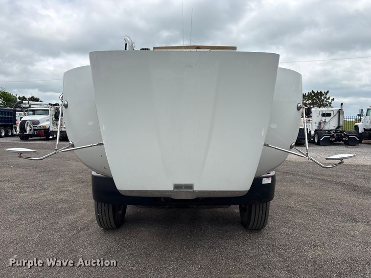 image for item EG9018 2014 Peterbilt 337 utility / service truck