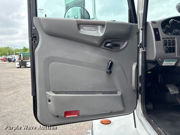image for item EG9018 2014 Peterbilt 337 utility / service truck