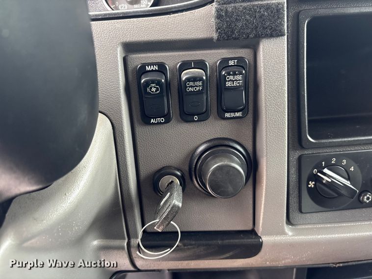 image for item EG9018 2014 Peterbilt 337 utility / service truck