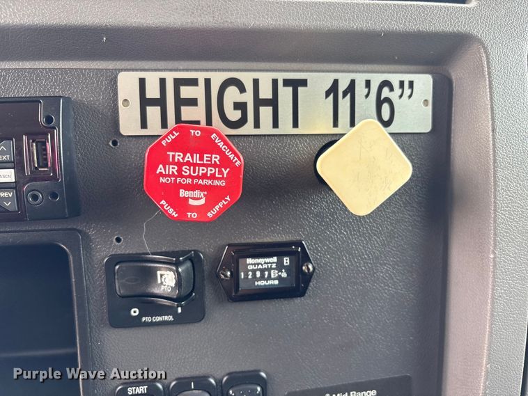 image for item EG9018 2014 Peterbilt 337 utility / service truck