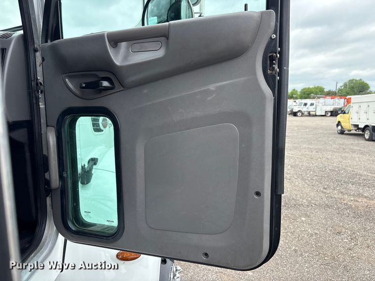 image for item EG9018 2014 Peterbilt 337 utility / service truck