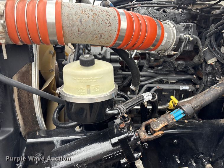 image for item EG9018 2014 Peterbilt 337 utility / service truck