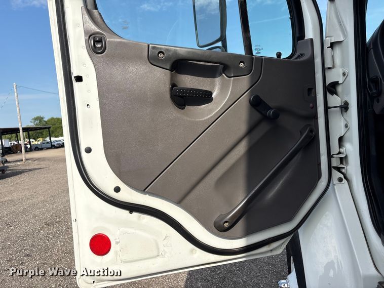 image for item EG9086 2012 Freightliner Business Class M2 utility / service truck