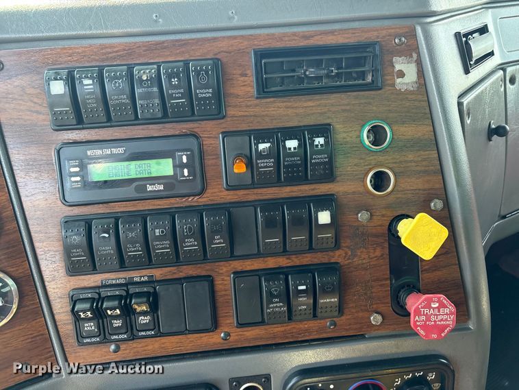 image for item EG9094 2001 Western Star 4900 dump truck