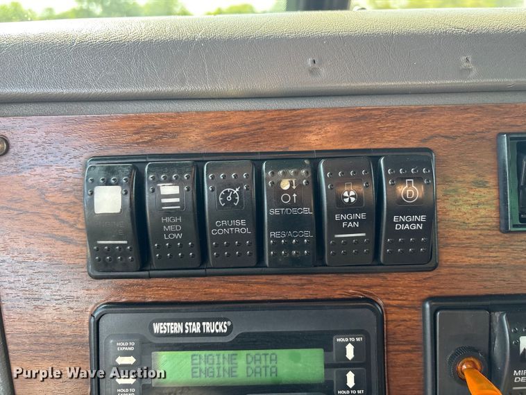 image for item EG9094 2001 Western Star 4900 dump truck