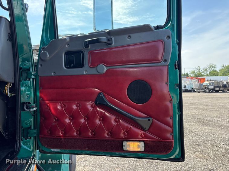 image for item EG9094 2001 Western Star 4900 dump truck