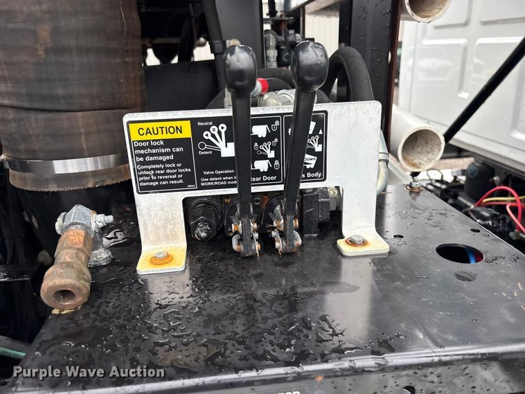 image for item EG9110 2009 Sterling L8500 sewer jetter truck