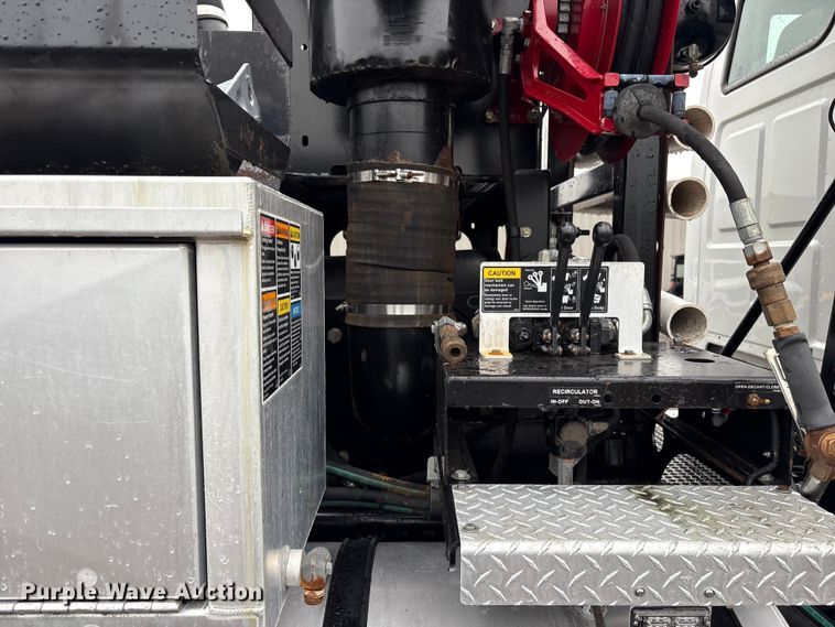 image for item EG9110 2009 Sterling L8500 sewer jetter truck