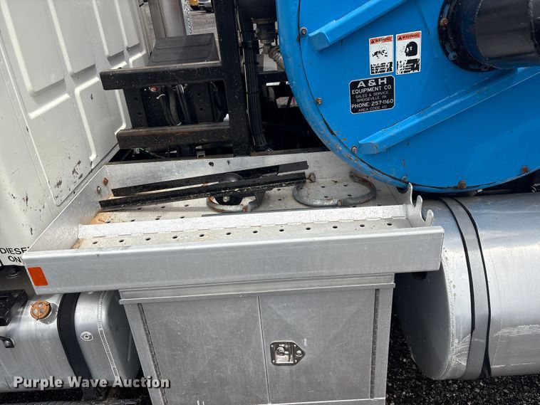 image for item EG9117 1997 Ford LT8501 sewer jetter truck