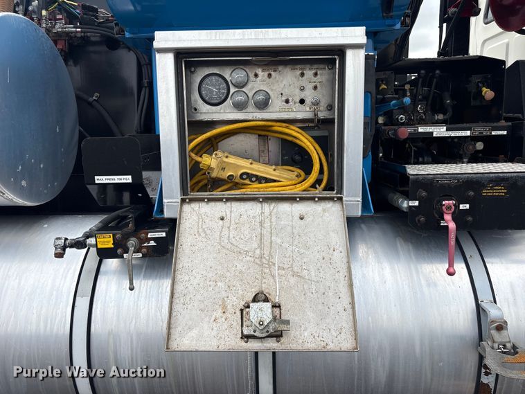 image for item EG9117 1997 Ford LT8501 sewer jetter truck