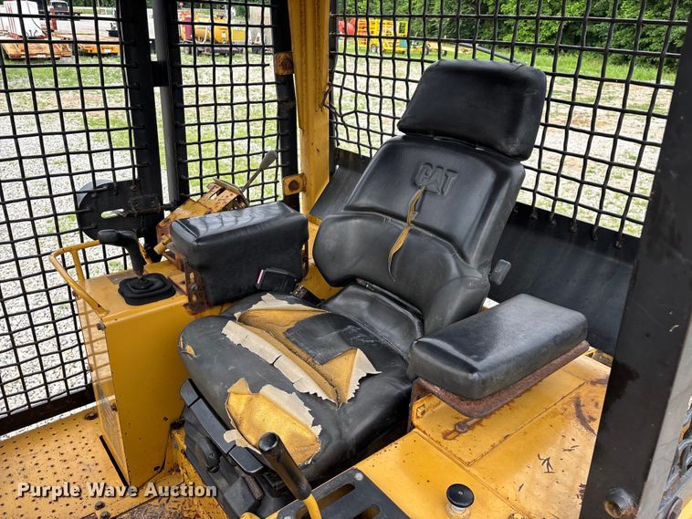 image for item EO4319 1997 Caterpillar D4C Series III dozer