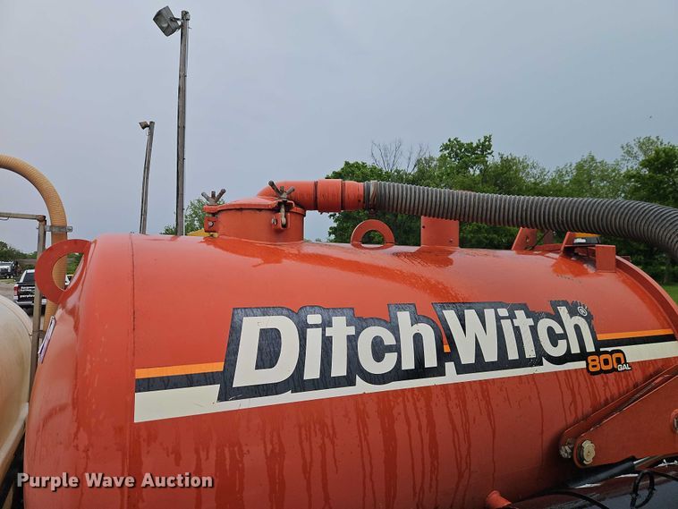image for item EO7331 2013 Ditch Witch FX30 vacuum trailer