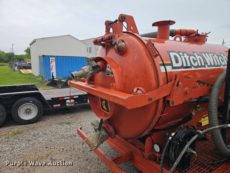 image for item EO7331 2013 Ditch Witch FX30 vacuum trailer