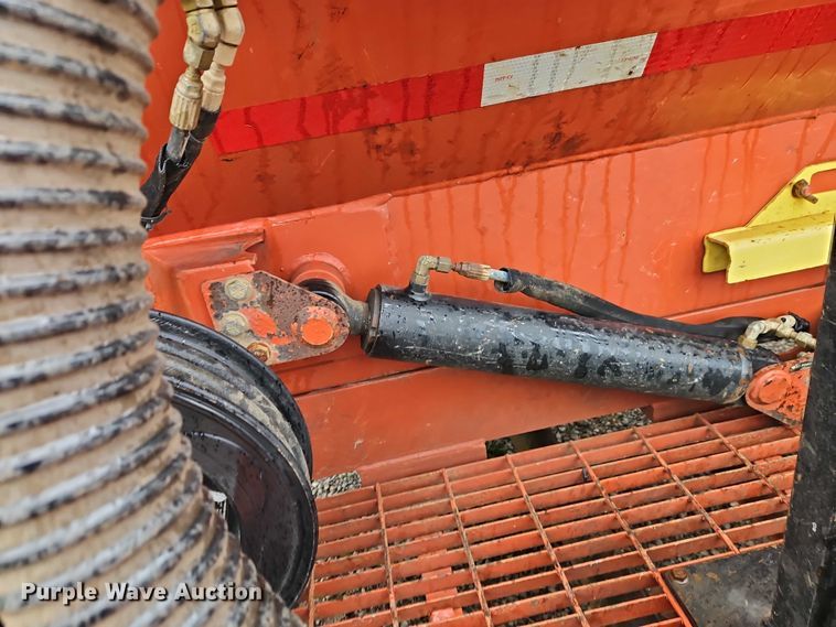 image for item EO7331 2013 Ditch Witch FX30 vacuum trailer